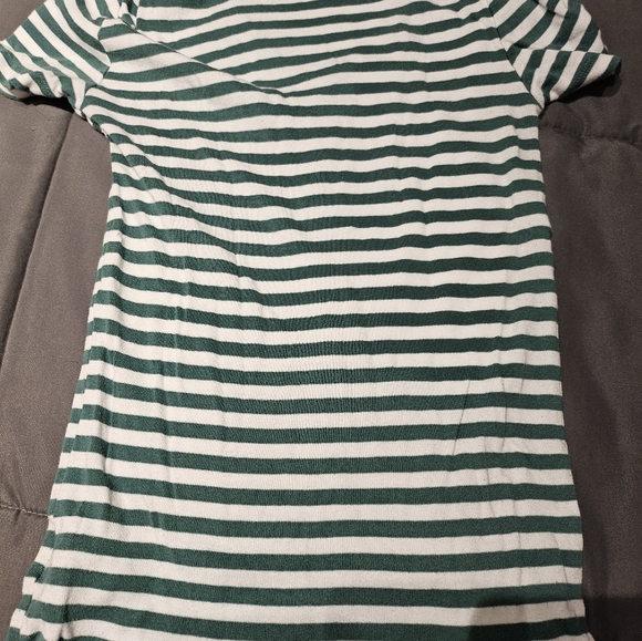 Pair of Women's Gap T shirts - Picture 5 of 7